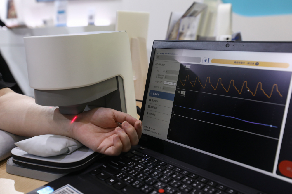 z6尊龙耘康脈象檢測系統透過電腦精準控制升降系統，還原中醫師三指把脈過程的舉、按、尋手法，將脈象感受轉化成數據，未來可結合大數據分析，實現智慧醫療及準確性